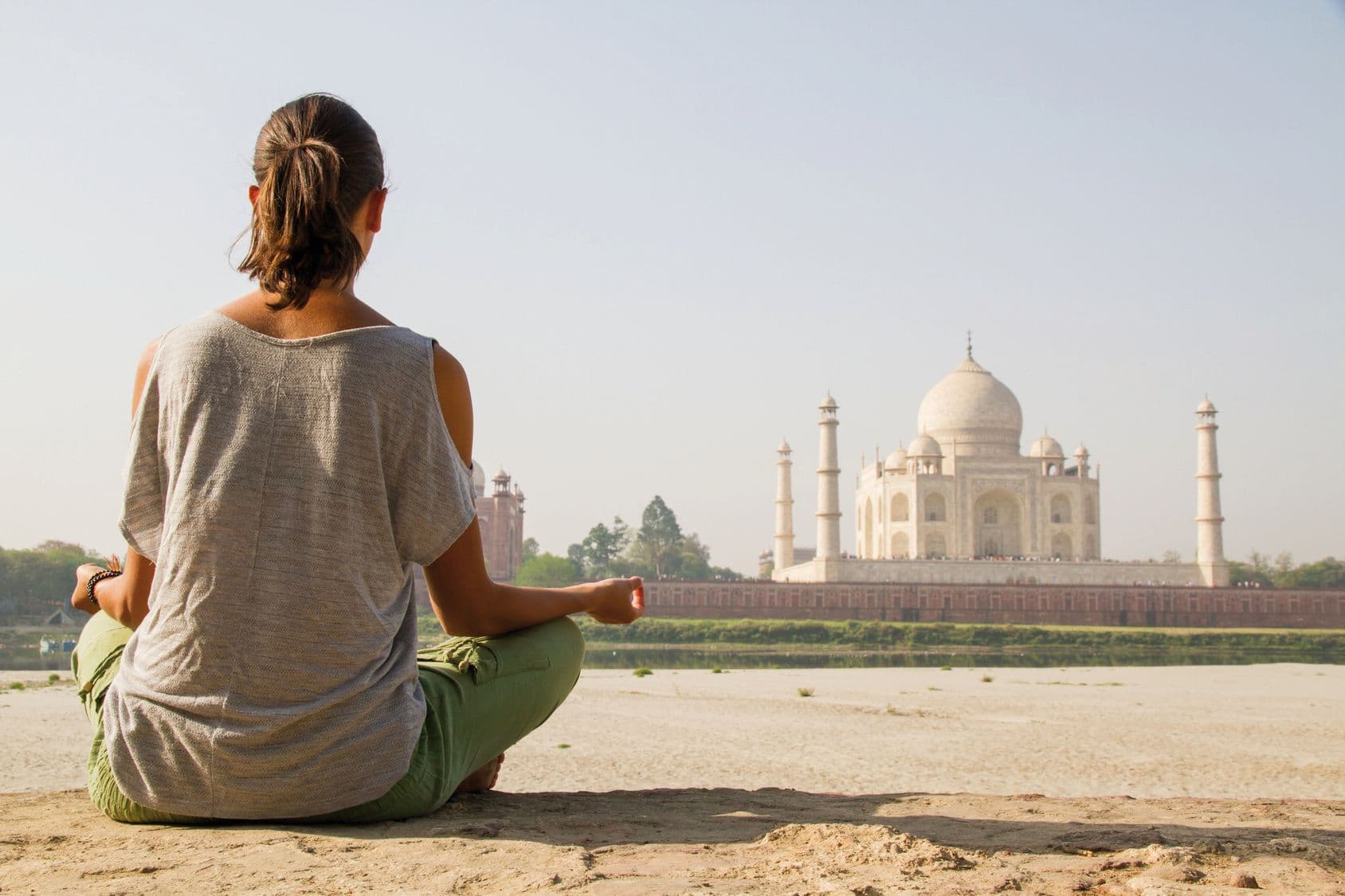 10 postures simples et accessibles pour trouver le chemin du bien-être