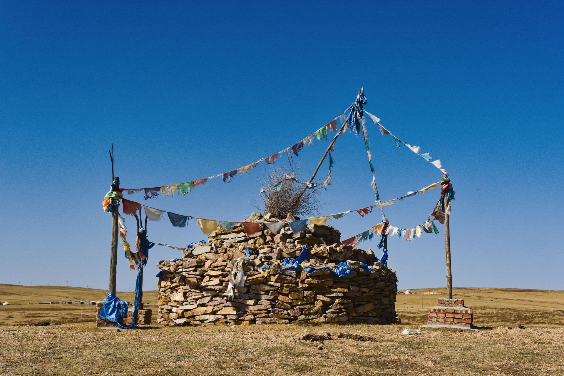 Les Ovoo en Mongolie : comprendre ces cairns sacrés de la steppe
